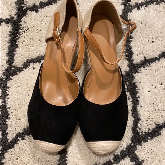 Women’s Size 8 sandals/Wedges - Picture 2 of 8